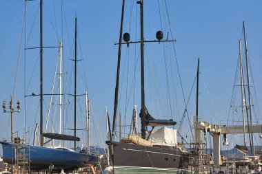 Açık bir tersanede yelkenli. Deniz bakımı endüstrisi