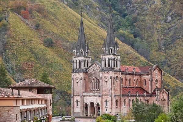 Picturesque Red Stone Basilica Mountains Covadonga Asturias Spain — Stock Photo, Image