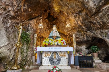 Covadonga mağarasının bakiresi. Asturias dönüm noktası. Picos Europa. İspanya