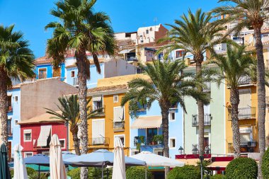 Geleneksel Akdeniz köyü Villajoyosa. Renkli yüzler. Alicante, İspanya