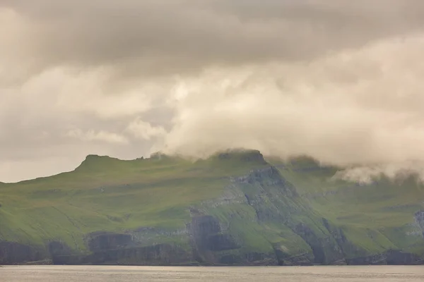 Dramatische Kustlijn Kliffen Faeröer Bewolkte Dag Helikopter — Stockfoto