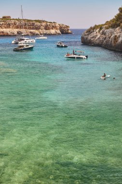 Mallorca 'da turkuaz sular. Virgili Koyu. Akdeniz kıyı şeridi. İspanya