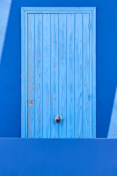 Pittoresca Porta Legno Blu Vintage Sopra Muro Blu Decorazione — Foto Stock