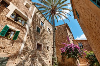 Fornalutx köyündeki geleneksel taş sokak. Mallorca, Balear Adaları