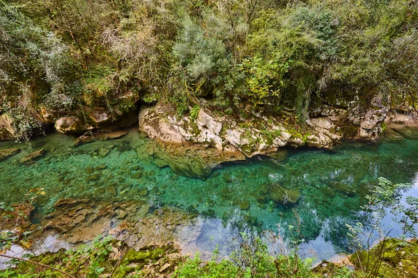 Turkusowa Woda Rzeczna Asturii Troszczy Się Malowniczą Trasę Turystyczną Hiszpania — Zdjęcie stockowe