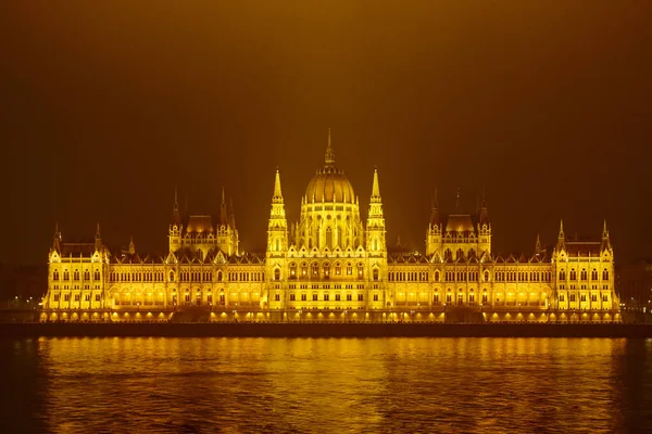 Parlamento Húngaro Río Danubio Budapest Noche Niebla Invierno —  Fotos de Stock