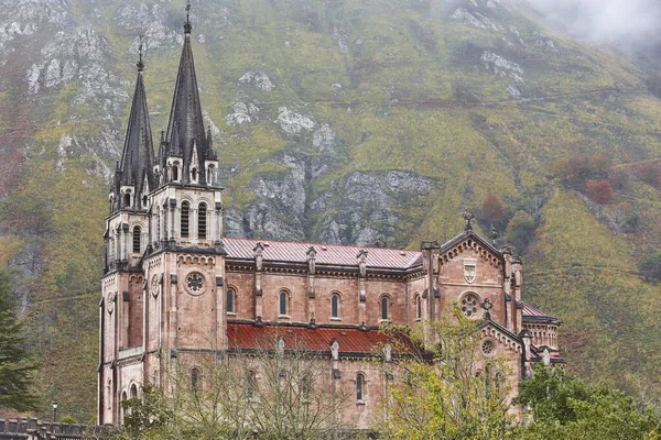 Picturesque Red Stone Basilica Mountains Covadonga Asturias Spain — Stock Photo, Image