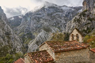 Asturias 'taki dağ manzarası. Avrupa 'nın zirveleri. Camarmena. İspanya