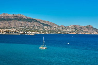 Altea 'daki resim gibi Akdeniz kıyı şeridi. Alicante, Valencia. İspanya