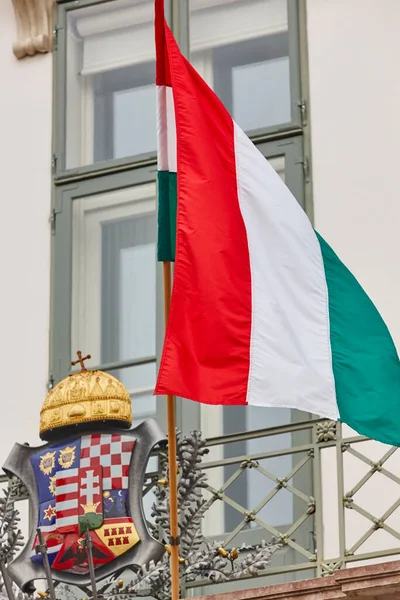 匈牙利国旗和盾牌爱国的纹章符号 欧洲国家 会徽A — 图库照片