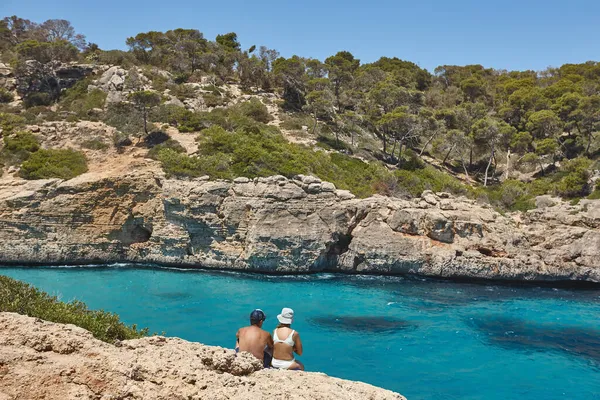 Spanya Yaz Mallorca Akdeniz Türkuaz Suyunun Keyfini Çıkaran Çift — Stok fotoğraf
