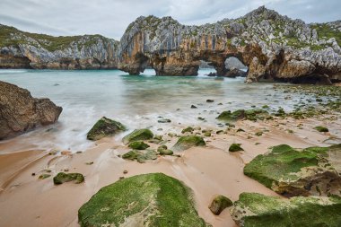 Playa de las cuevas, Asturias 'taki kayalık kıyı şeridi. İspanya