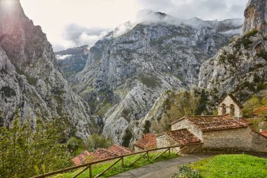 Asturias 'taki dağ manzarası. Avrupa 'nın zirveleri. Camarmena. İspanya