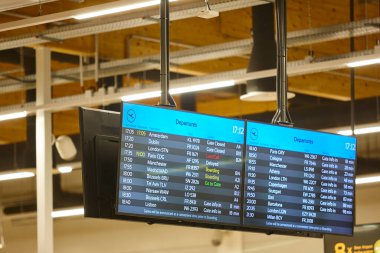 Havaalanı kapıları bilgi ekranları. Uçuş programı. Ayrılış ekranı