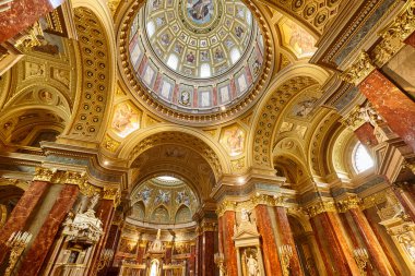 Budapeşte şehir merkezinde Aziz Stephen Bazilikası. Macarca vurgu 