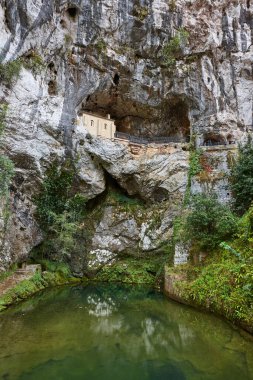 Bir mağarada tapınak ve sığınak. Covadonga, Asturias. İspanya