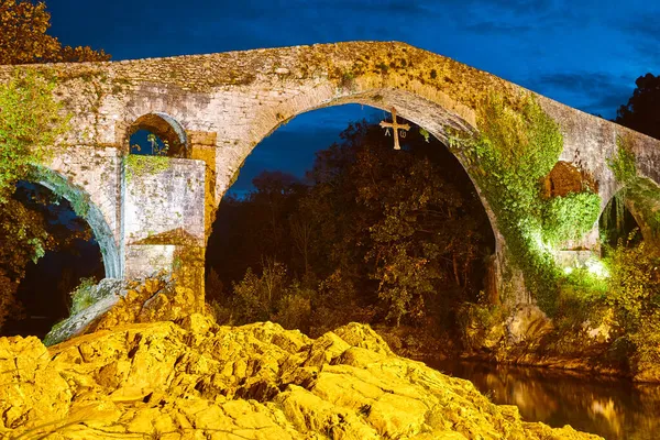 Ponte Romana Com Cruz Religiosa Cangas Onis Astúrias Espanha — Fotografia de Stock