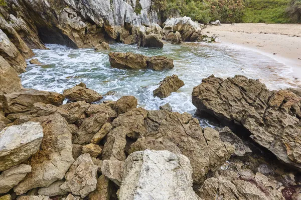 Schilderachtige Inham Zand Rotsachtige Strand Asturias Gulpiyuri Spanje — Stockfoto