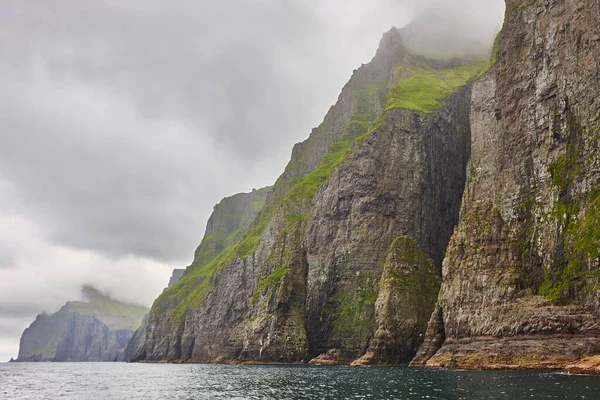Dramatische Groene Kliffen Een Bewolkte Dag Faeröer — Stockfoto