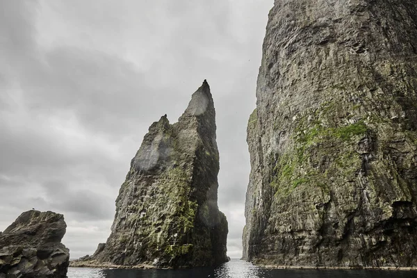 Deslumbrantes Penhascos Pedra Oceano Atlântico Nas Ilhas Faroé — Fotografia de Stock