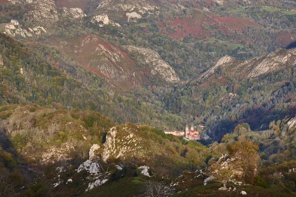 コバドンガの秋の風景と赤い石のバシリカ スペインのアストゥリアス州 — ストック写真