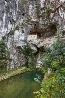 Bir mağarada tapınak ve sığınak. Covadonga, Asturias. İspanya