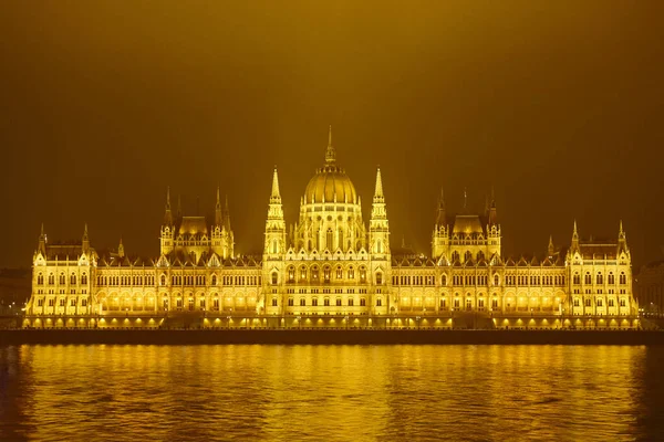 Parlamento Húngaro Río Danubio Budapest Noche Niebla Invierno —  Fotos de Stock