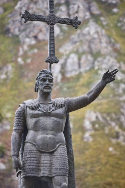 Covadonga köyündeki Pelayo kral heykeli. Yeniden sorgulama zamanı. Asturias, İspanya