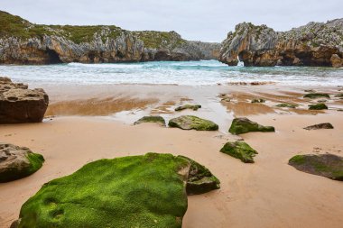 Playa de las cuevas, Asturias 'taki kayalık kıyı şeridi. İspanya