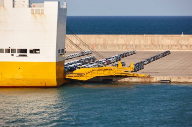 Otoparkta nakledilmeye hazır yeni arabalar var. Motor endüstrisi