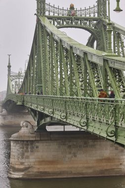 Liberty Demir Köprüsü. Budapeşte 'deki Tuna Nehri. Sisli bir gün. Macaristan