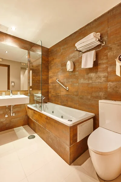 Interior Moderno Baño Tonos Marrones Blancos Diseño Arquitectónico —  Fotos de Stock