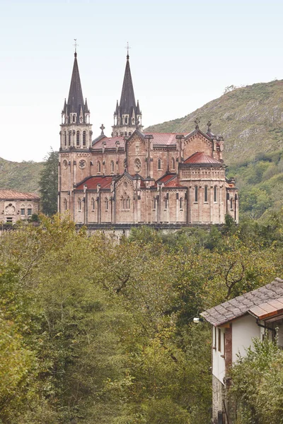 Pintoresca Basílica Piedra Roja Montañas Covadonga Asturias España —  Fotos de Stock