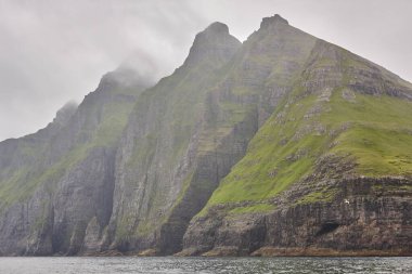 Vestmanna bölgesinde Faroe adaları deniz kayalıkları. Streimoy adası, Danimarka