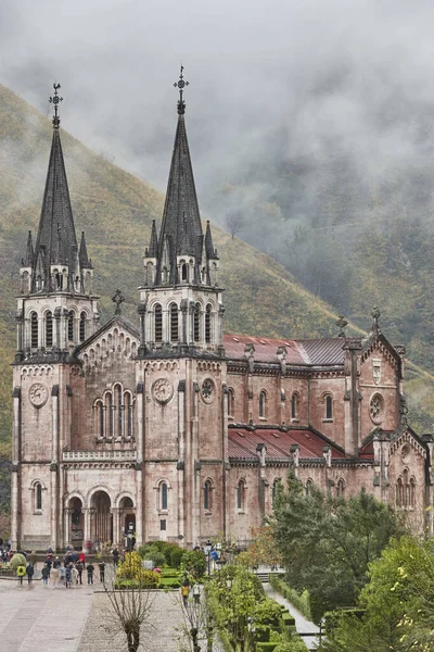 Pittoreska Röda Stenbasilikan Och Bergen Covadonga Asturien Spanien — Stockfoto