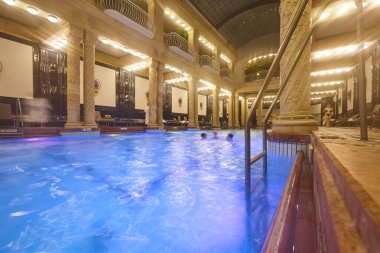Budapeşte 'de havuzlu tarihi Gellert termal banyo spası. Macaristan