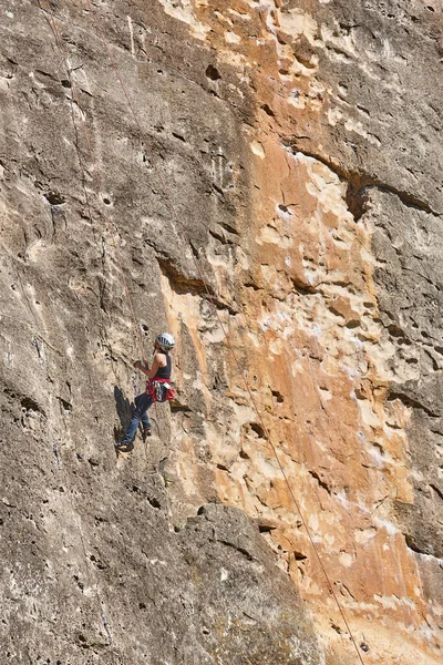 Frau Auf Einer Granitwand Extremsport Aktivitäten Den Bergen — Stockfoto