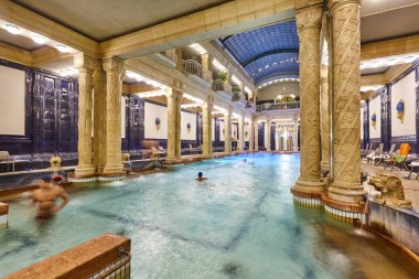 Budapeşte 'de havuzlu tarihi Gellert termal banyo spası. Macaristan