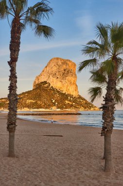 Penon de ifach ve Akdeniz sahilleri gün batımında. Alicante, İspanya