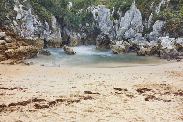 Areia Pitoresca Praia Rochosa Nas Astúrias Gulpiyuri Espanha — Fotografia de Stock