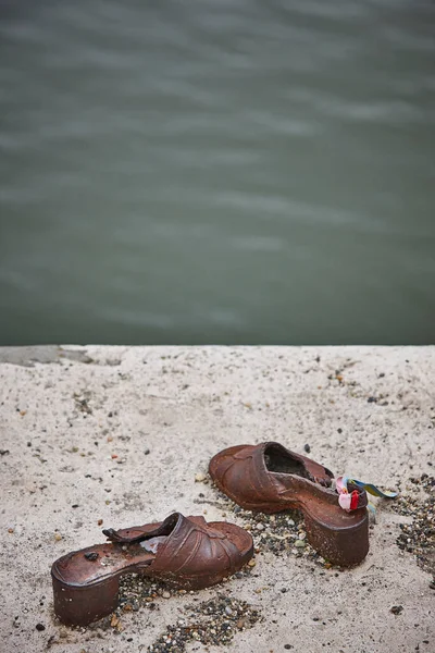 Budapest Zapatos Conmemorativos Judíos Orilla Del Danubio Segunda Guerra Mundial —  Fotos de Stock