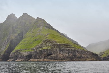 Vestmanna bölgesinde Faroe adaları deniz kayalıkları. Streimoy adası, Danimarka