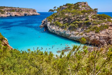 Mallorca 'da turkuaz sular. Moro plajı. Akdeniz kıyı şeridi. İspanya