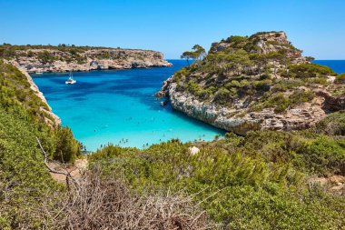 Mallorca 'da turkuaz sular. Moro plajı. Akdeniz kıyı şeridi. İspanya
