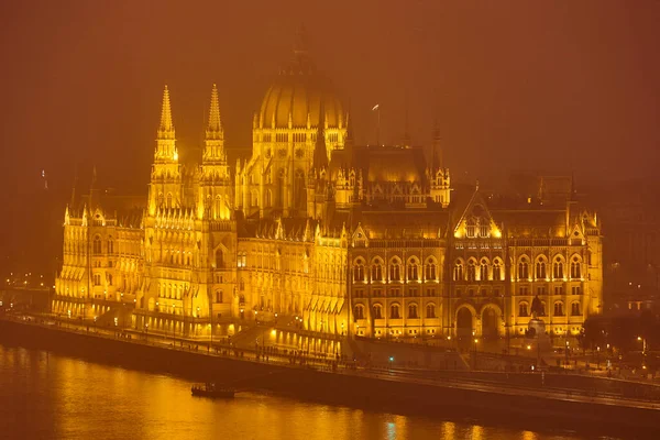 Parlamento Húngaro Río Danubio Una Noche Niebla Budapest —  Fotos de Stock