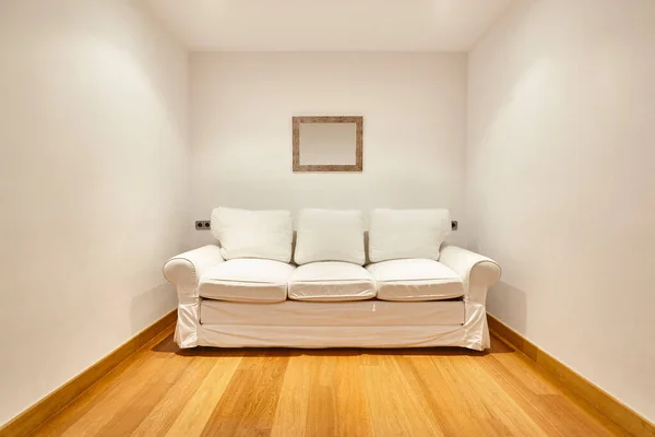 Prázdný Bílý Pokoj Pohovkou Parketovou Podlahou Interiér Apartmánu — Stock fotografie