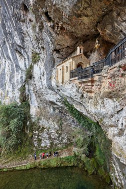 Bir mağarada tapınak ve sığınak. Covadonga, Asturias. İspanya