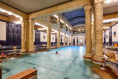 Budapeşte 'de havuzlu tarihi Gellert termal banyo spası. Macaristan