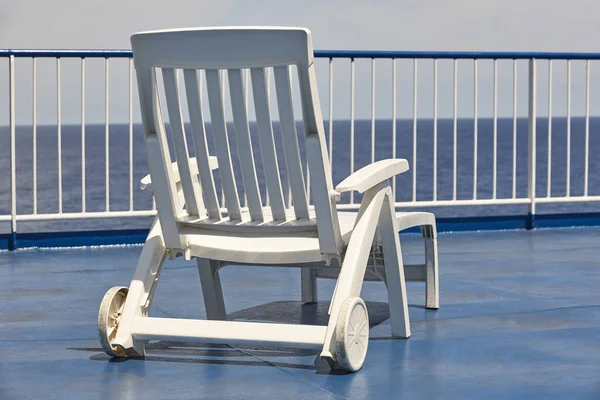 Liegestuhl Auf Einem Kreuzfahrtschiff Hintergrund Reise Und Tourismus — Stockfoto