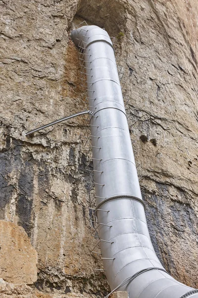 Water Leidingen Een Verschil Niveau Graven Rots — Stockfoto